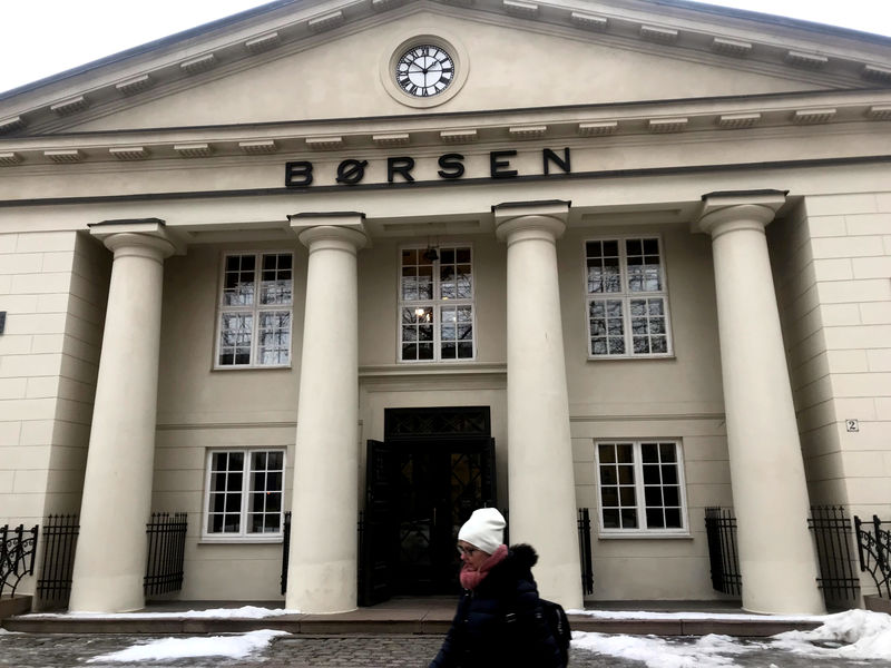 © Reuters. FILE PHOTO: A woman walks past the Oslo Stock Exchange building in Oslo