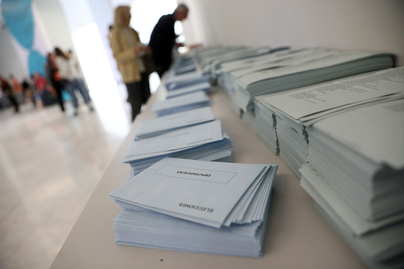 © Reuters. Las papeletas electorales del Parlamento Europeo se colocan en una mesa de un colegio electoral en Madrid