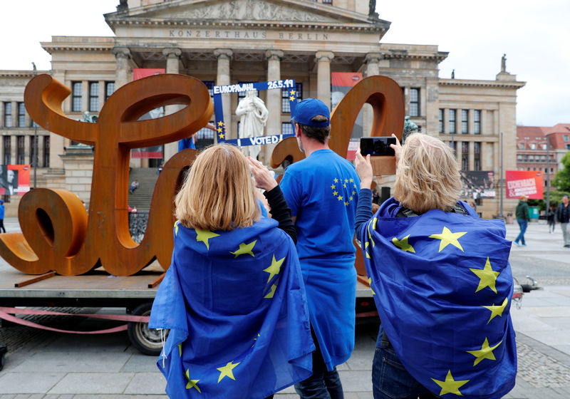 © Reuters. Un grupo de personas asiste a un evento del movimiento europeísta 