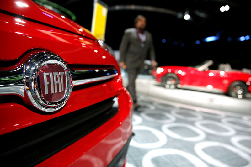 © Reuters. Car manufacturers display their wares on the show floor of the North American International Auto Show in Detroit