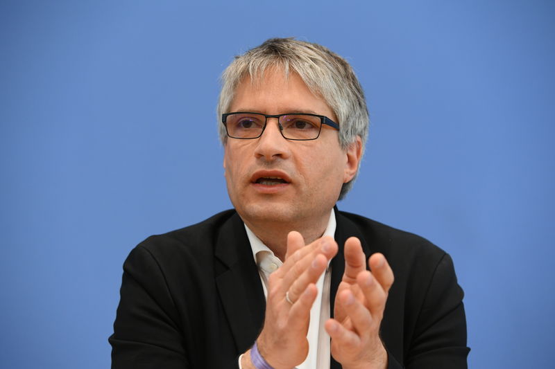 © Reuters. El candidato del partido de los Verdes de Alemania para el parlamento de la UE, Sven Giegold, da una conferencia de prensa después de las elecciones de la UE en Berlín