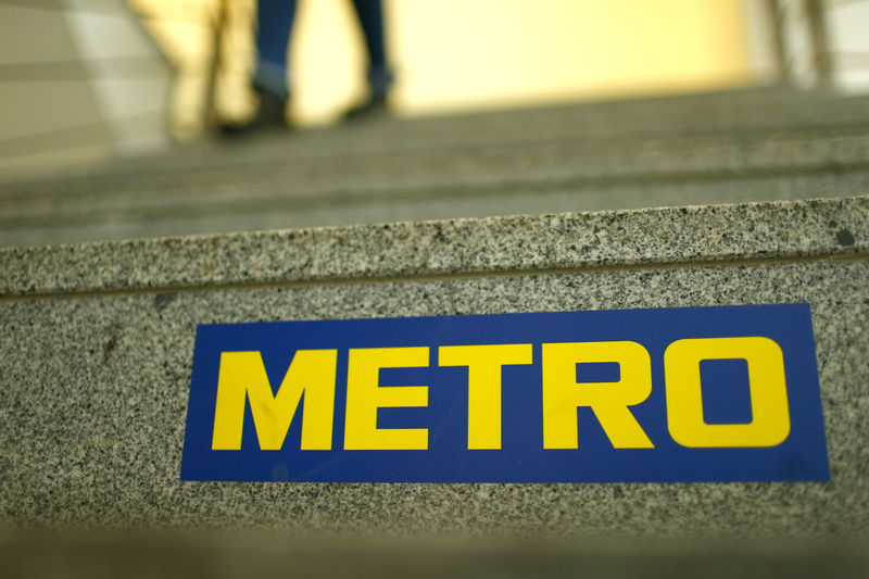 © Reuters. German retailer Metro AG sign is seen on the steps of their headquarters in Duesseldorf