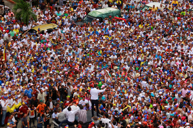 © Reuters. Líder da oposição venezuelana, Juan Guaidó, participa de protesto em Barquisimeto