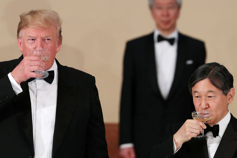 © Reuters. Presidente norte-americano Donald Trump e imperador do Japão, Naruhito em jantar no palácio imperial em Tóquio