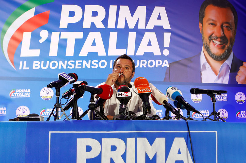 © Reuters. Italian Deputy Prime Minister and leader of far-right League party Matteo Salvini kisses a crucifix as he speaks during his European Parliament election night event in Milan