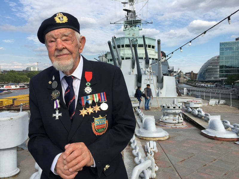 © Reuters. Veterano britânico do Dia D Richard Llewellyn posa para foto no HMS Belfast, no rio Tâmisa, em Londres