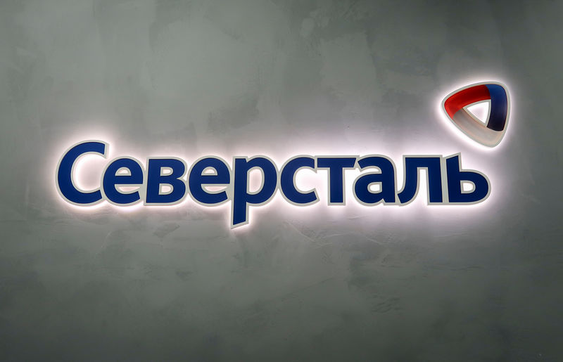 © Reuters. Логотип сталелитейной компании Северсталь на заводе в городе Череповец