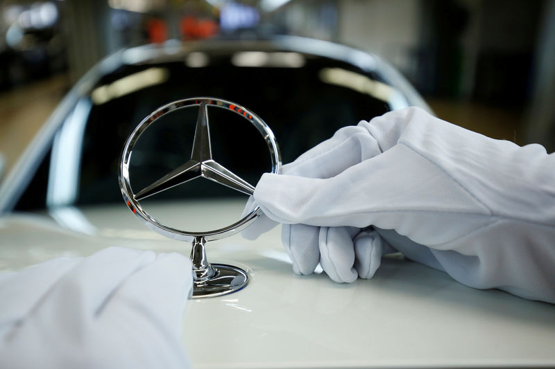 © Reuters. FILE PHOTO: An employee of German car manufacturer Mercedes Benz installs the brand's characteristic star on a Mercedes S-Class (S-Klasse) at a production line at the Mercedes Benz factory in Sindelfingen