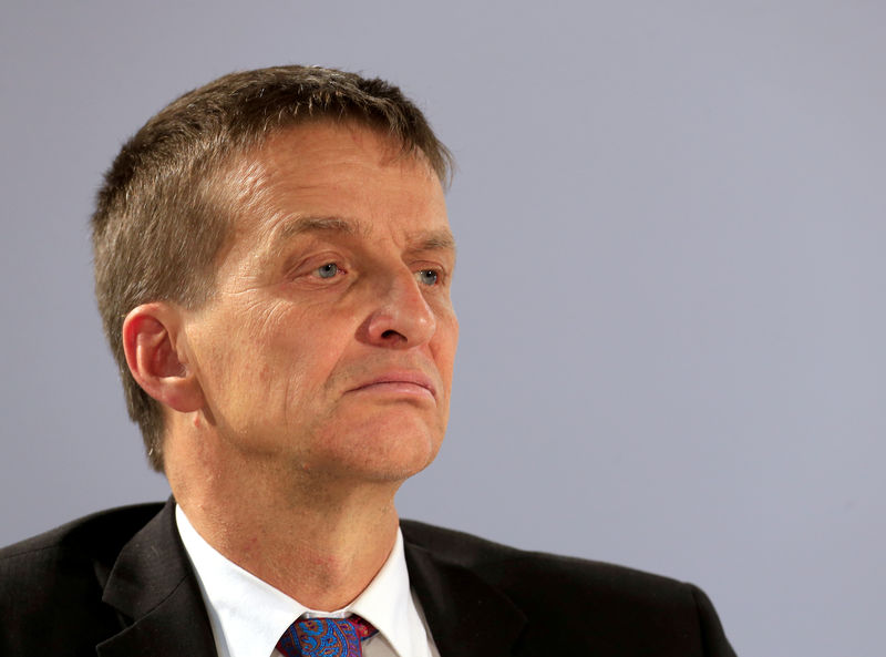 © Reuters. FILE PHOTO: Estonian bank governor Hansson listens during a news conference in Tallinn