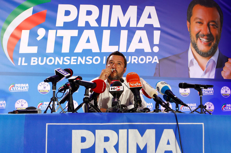 © Reuters. El viceprimer ministro italiano y líder del partido de extrema derecha de la Liga, Matteo Salvini, besa un crucifijo mientras habla durante su evento de la noche de las elecciones al Parlamento Europeo en Milán