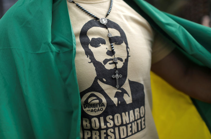 © Reuters. Manifestante usa camiseta em homenagem ao presidente Jair Bolsonaro durante manifestação na praia de Copacabana