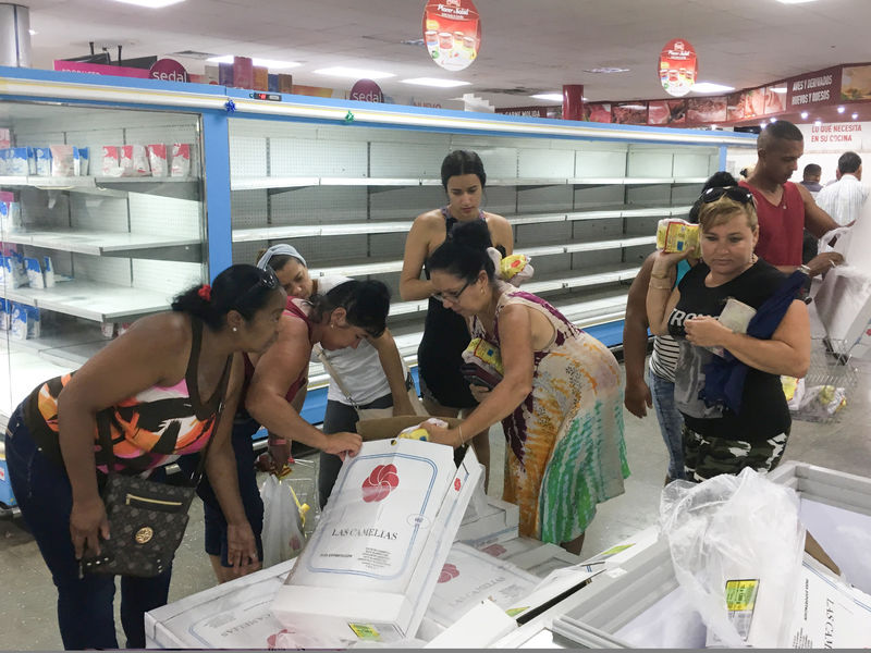 © Reuters. People buy chicken in a supermarket in Havana