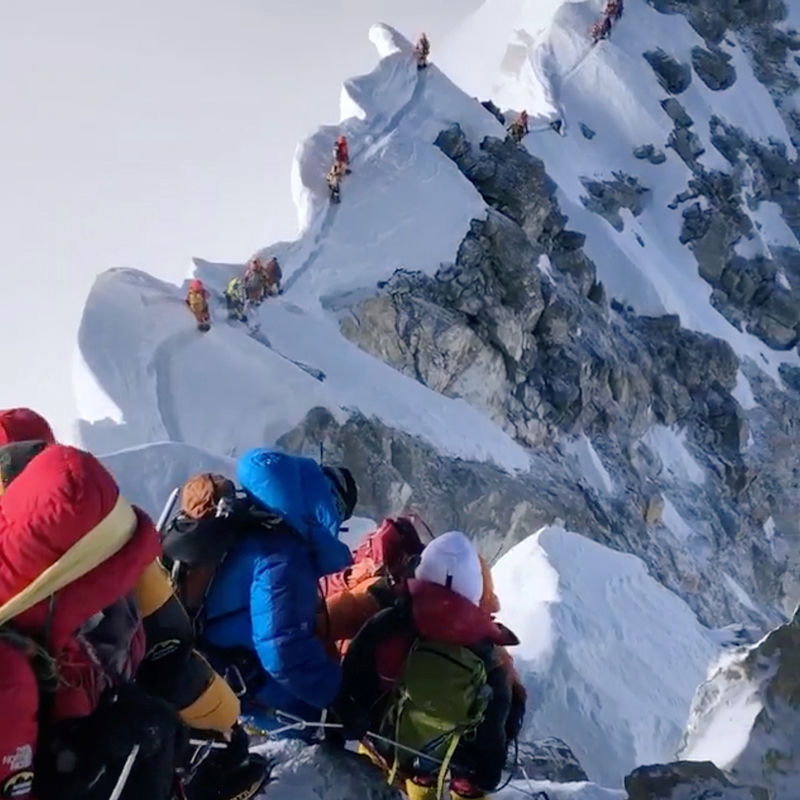 © Reuters. Alpinistas descem do cume do Everest após escalada pelo lado nepalês