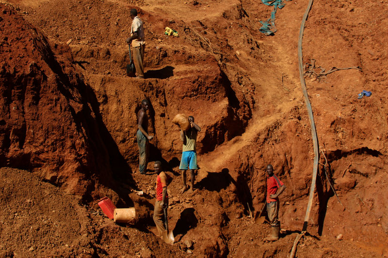 © Reuters. Mineiros trabalham ilegalmente em mina no Zimbábue