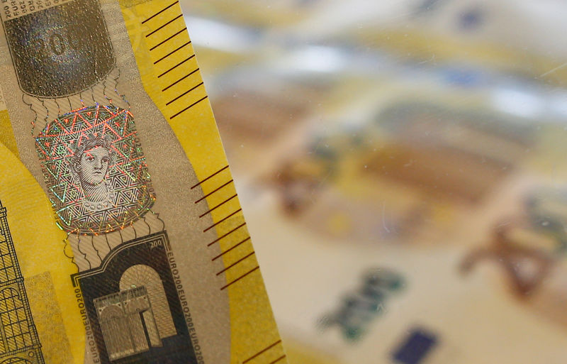 © Reuters. A detail of the silvery stripe on the new 200 euro banknote is seen in the secretive vaults inside the Bank of Italy in Rome