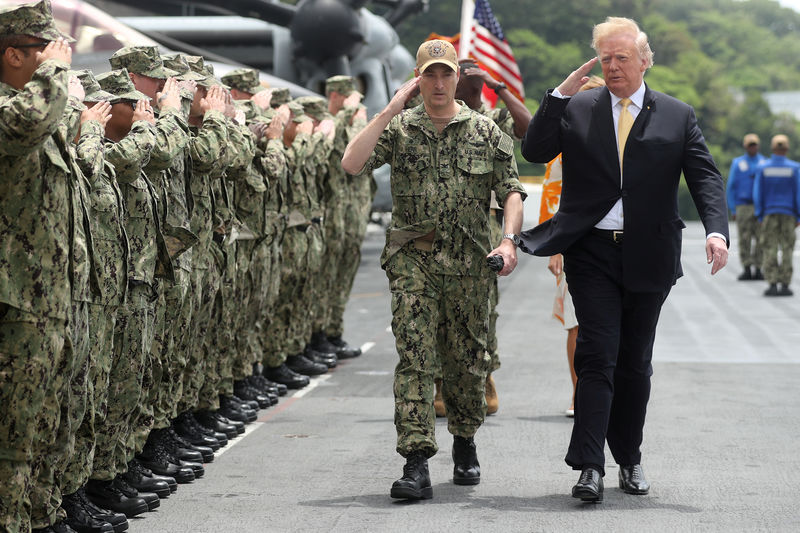 © Reuters. U.S. President Donald Trump salutes troops aboard the USS Wasp (LHD 1) in Yokosuka