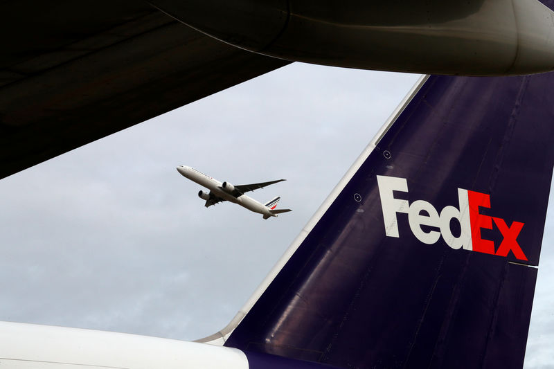 © Reuters. Imagen de archivo de la cola de un avión de FedEx durante la presentación de la extensión del centro de operaciones de la compañía en Roissy-en-France