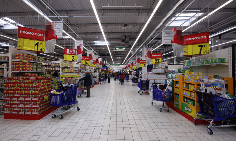 © Reuters. View of an aisle with shopping carts at Carrefour Planet supermarket in Nice Lingostiere