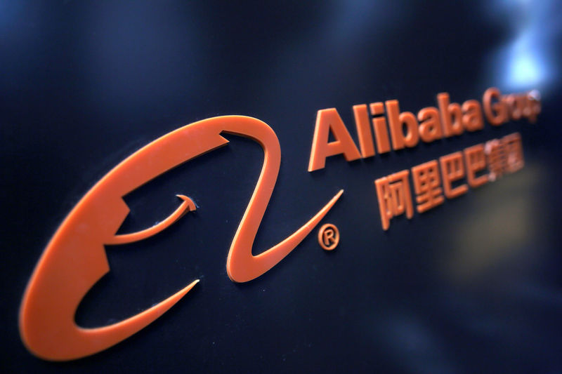 © Reuters. Логотип Alibaba Group на выставке во время Всемирного конгресса интеллекта в Тяньцзине