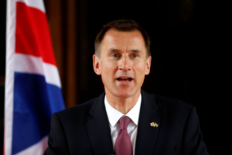 © Reuters. El ministro de Relaciones Exteriores de Reino Unido, Jeremy Hunt, habla durante una declaración conjunta con la ministra del Gabinete de Relaciones Exteriores de Kenia, Mónica Juma, después de su reunión en la oficina de Relaciones Exteriores de Kenia