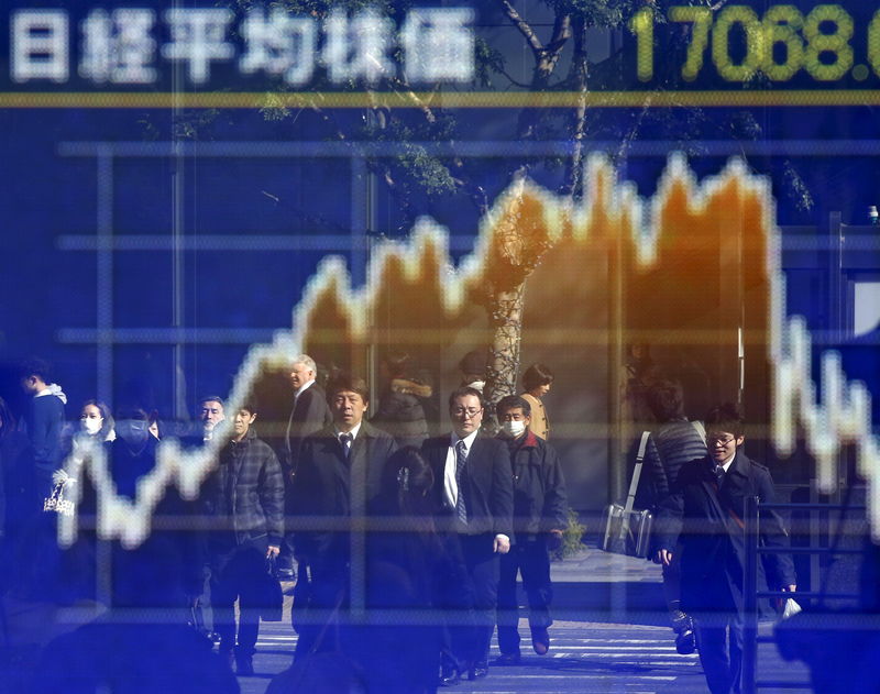 © Reuters. Усредненный индекс Nikkei на экране вблизи брокерской конторы в Токио