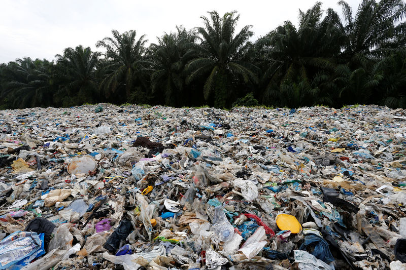 ماليزيا تعيد 3 آلاف طن من نفايات البلاستيك لبلدان المنشأ بواسطة رويترز