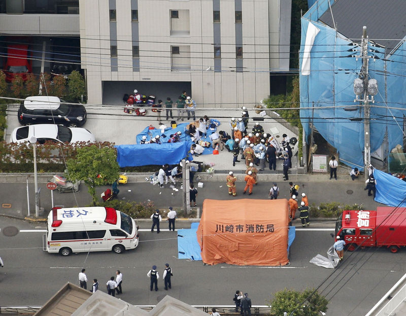 © Reuters. Una vista aérea muestra trabajadores de emergencias y oficiales de policía actuando en el lugar donde dieciséis personas resultaron heridas en un presunto apuñalamiento por un hombre, en Kawasaki, Japón