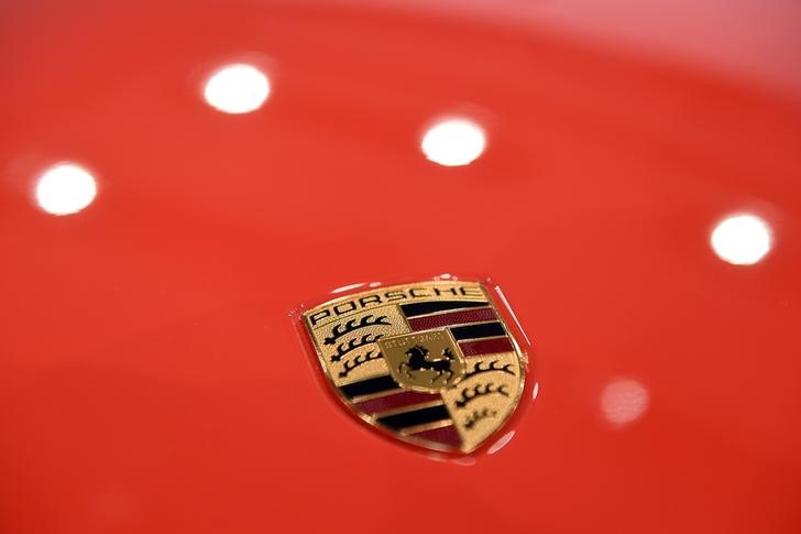 © Reuters. The logo of German carmaker Porsche AG is seen before the company's annual news conference in Stuttgart