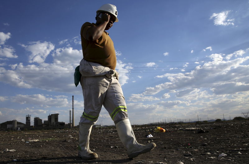 © Reuters. Mine worker speaks on his mobile phone as he returns from the Lonmin mine at the end of his shift, outside Rustenburg, northwest of Johannesburg, South Africa
