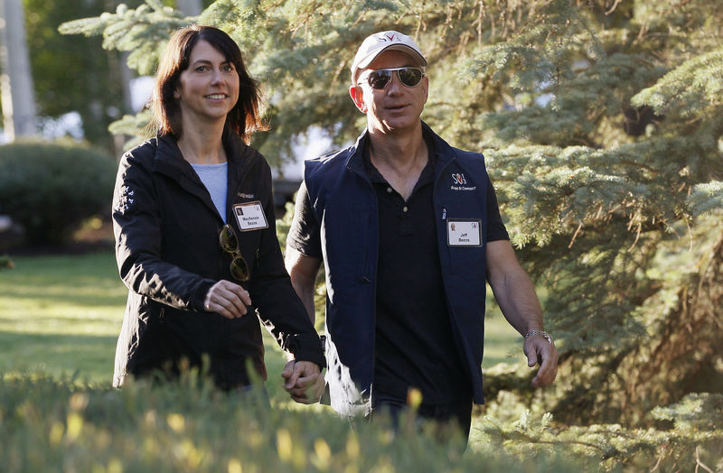 © Reuters. Amazon CEO Bezos and wife MacKenzie arrive at the annual Allen and Co. conference at the Sun Valley