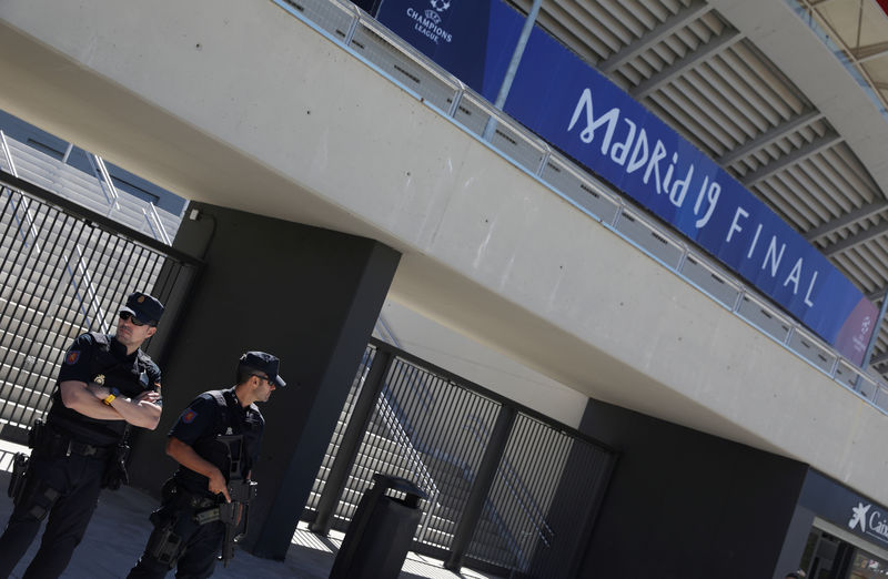 © Reuters. Policiais em frente ao estádio Wanda Metropolitano, em Madri, palco da final da Liga dos Campeões