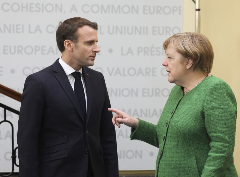 © Reuters. Presidente da França, Emmanuel Macron, e chanceler da Alemanha, Angela Merkel, conversam em Sibiu, na Romênia