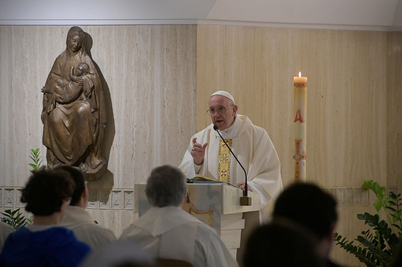 © Reuters. Papa Francisco celebra missa na capela Santa Marta, no Vaticano