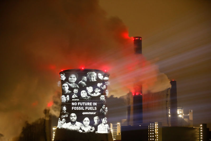 © Reuters. Ativistas do Greenpeace fazem projeção em torre de resfriamento de usina a carvão em Neurath, na Alemanha