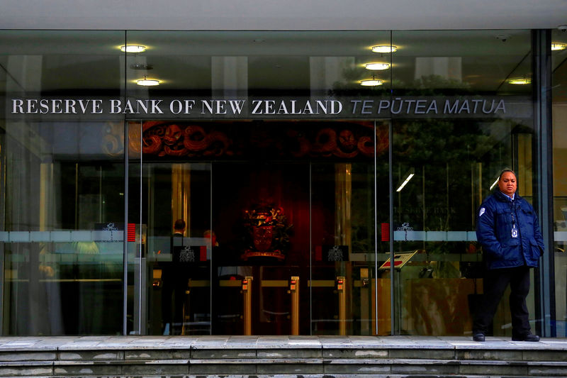 © Reuters. FILE PHOTO: A security guard stands outside the main entrance to the Reserve Bank of New Zealand located in central Wellington, New Zealand