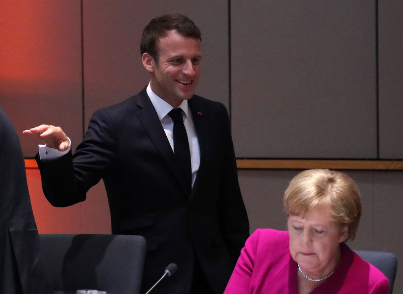 © Reuters. La canciller alemana Angela Merkel y el presidente francés Emmanuel Macron  participan de una cumbre europea en Bruselas.