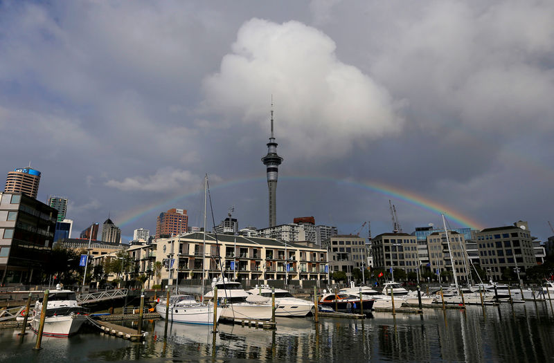 © Reuters. A rainbow appears on the Auckland skyline featuring Sky Tower in New Zealand