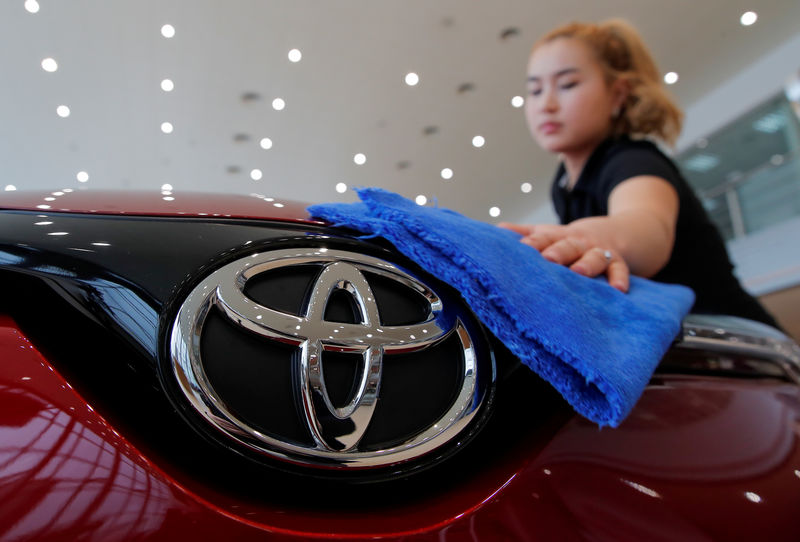 © Reuters. An employee cleans a Toyota car at Rolf, an automotive dealer, in Moscow