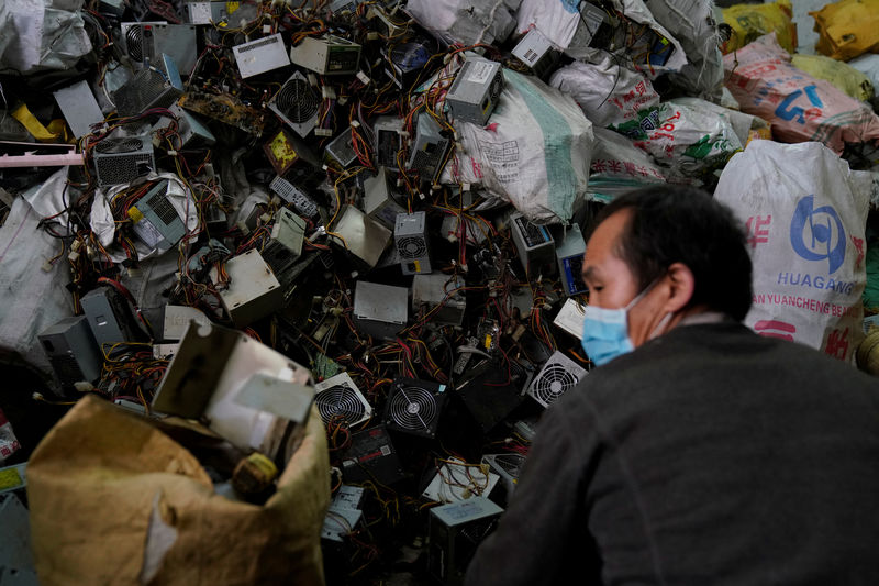 © Reuters. A worker dismantles electronic waste at the government-sponsored recycling park in the township of Guiyu