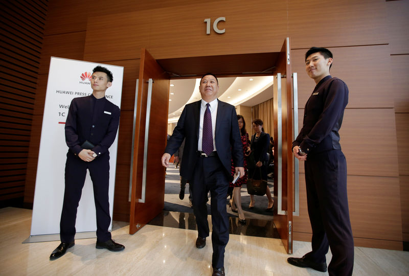 © Reuters. Huawei's Chief Legal Officer Song Liuping leaves after a news conference in Shenzhen