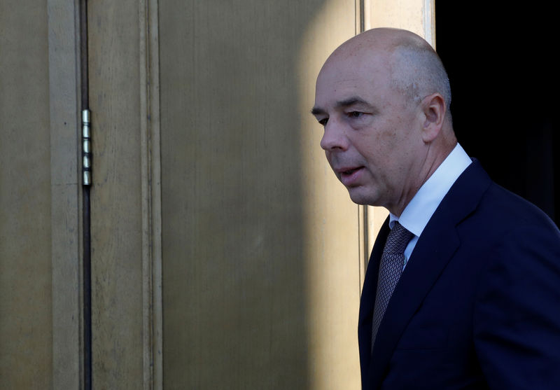 © Reuters. Russian Finance Minister Siluanov leaves after talks with major Russian firms representatives in Moscow