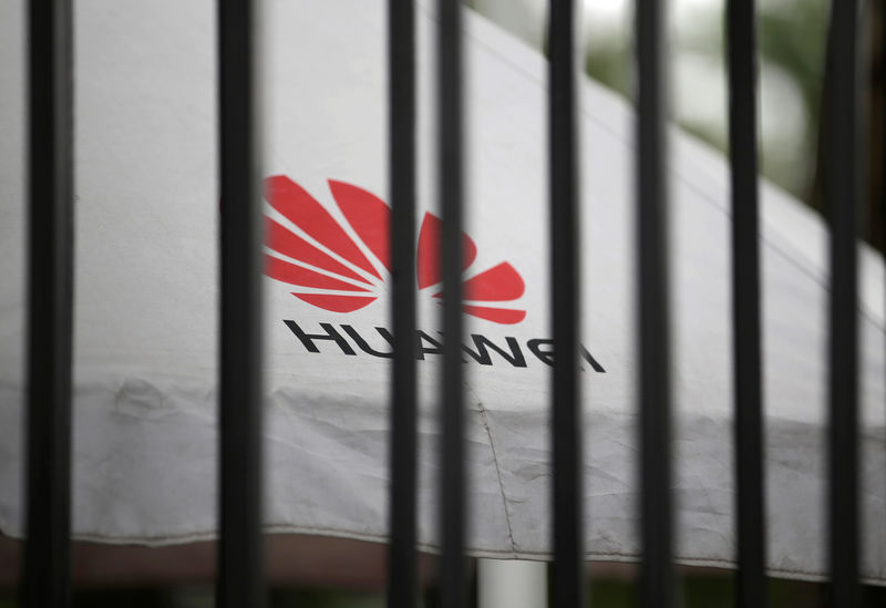 © Reuters. A Huawei logo is seen outside the fence at its headquarters in Shenzhen