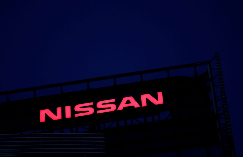 © Reuters. FILE PHOTO : The Nissan logo is seen at Nissan Motor Co.'s global headquarters building in Yokohama