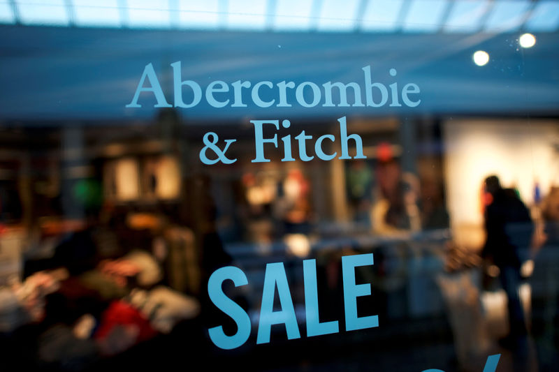 © Reuters. An Abercrombie & Fitch storefront sign states "SALE" at the King of Prussia Mall, United States' largest retail shopping space, in King of Prussia