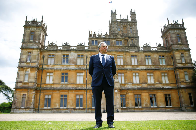 © Reuters. British actor Jim Carter poses during an interview with Reuters at Highclere Castle in Hampshire