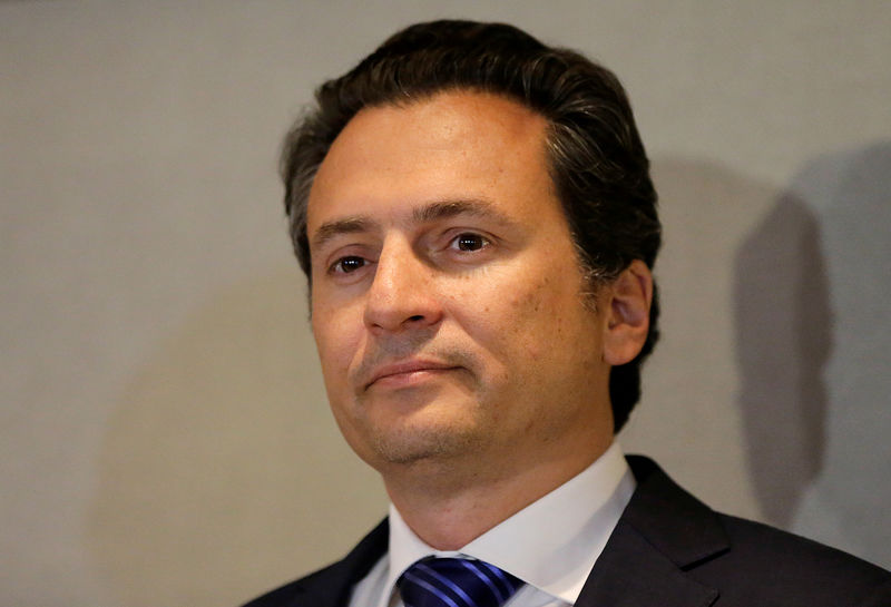 © Reuters. FILE PHOTO: Emilio Lozoya, former chief executive of Pemex, attends a news conference after he leaves Mexico's attorney general's office, in Mexico City, Mexico August 17, 2017