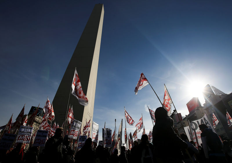 © Reuters. Manifestantes seguram bandeiras durante greve em Buenos Aires, na Argentina