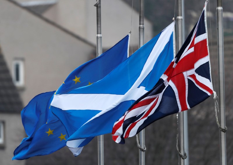 © Reuters. FOTO DE ARCHIVO: La bandera de la Unión Europea, la de Escocia y la de la Reino Unido ondean en el edificio del Parlamento de Escocia en Holyrood