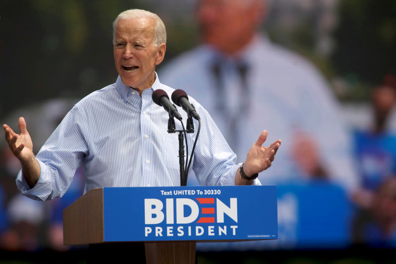 © Reuters. FILE PHOTO: Democratic 2020 U.S. presidential candidate and former Vice President Joe Biden speaks during a campaign stop in Philadelphia