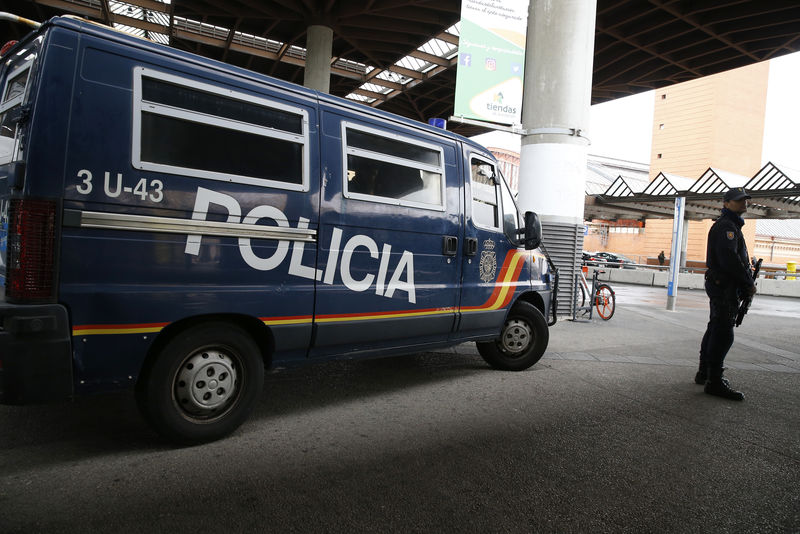 © Reuters. FOTO DE ARCHIVO: Un agente de la Policía Nacional en Madrid